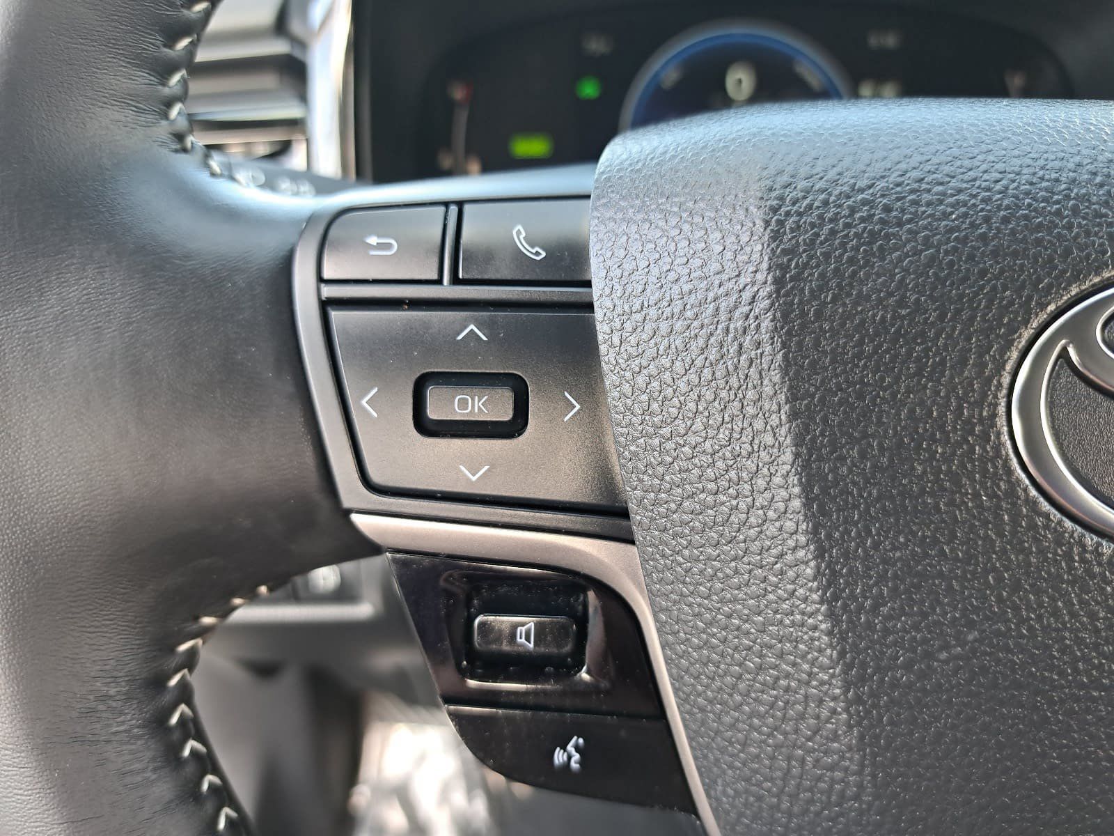 Used 2025 Toyota Camry SE w/ Convenience Package FWD image 17