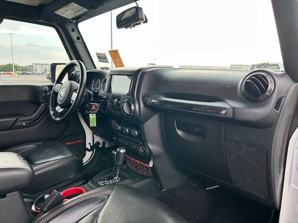 Used 2017 Jeep Wrangler Unlimited Rubicon AWD/4WD image 9
