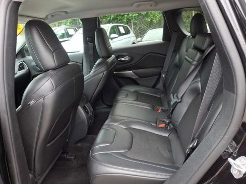 Used 2019 Jeep Cherokee Latitude Plus AWD/4WD image 11