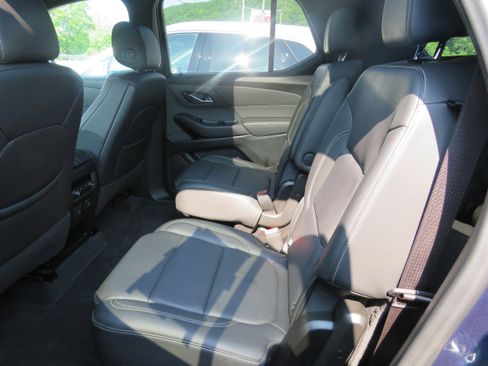 Used 2022 Chevrolet Traverse LT w/ LT Premium Package image 9
