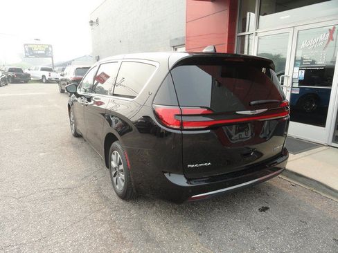 Used 2024 Chrysler Pacifica Limited FWD image 3