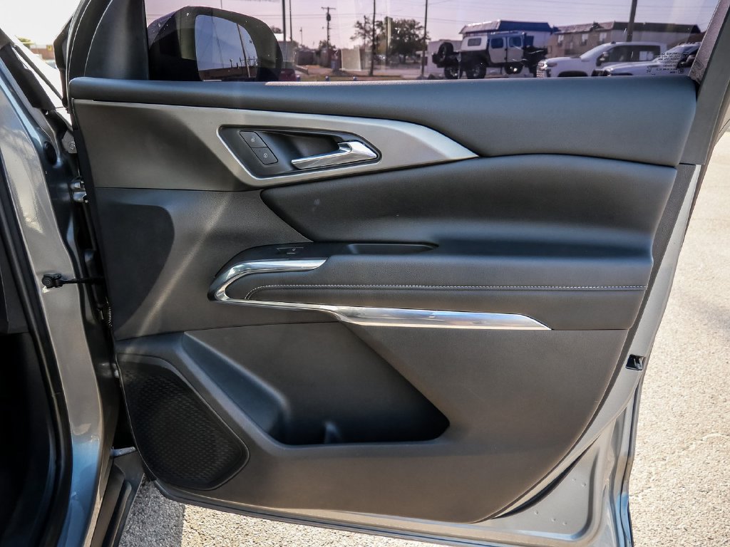 Used 2025 Chevrolet Traverse LT FWD image 19