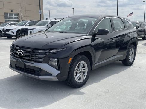 Used 2025 Hyundai Tucson SE image 1