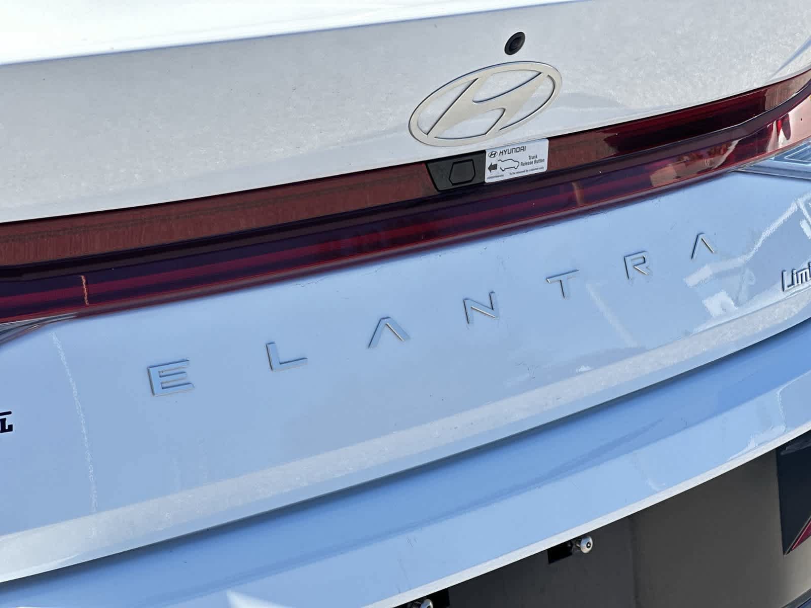 Used 2025 Hyundai Elantra Limited FWD image 11