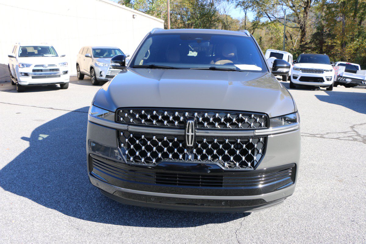 Used 2025 Lincoln Navigator Black Label AWD/4WD image 11