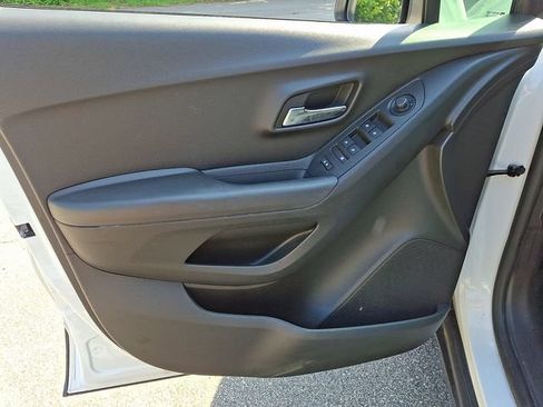 Used 2020 Chevrolet Trax LT w/ LT Convenience Package FWD image 14