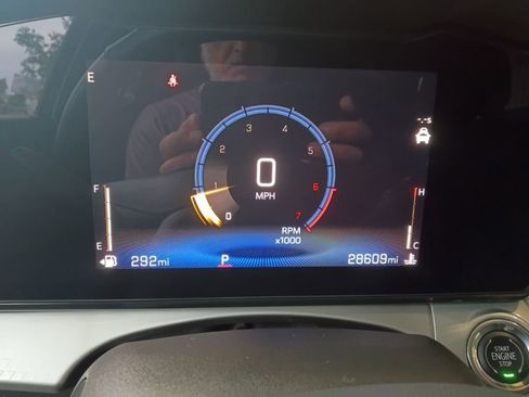 Used 2025 Chevrolet Trax LT w/ LT Convenience Package FWD image 2