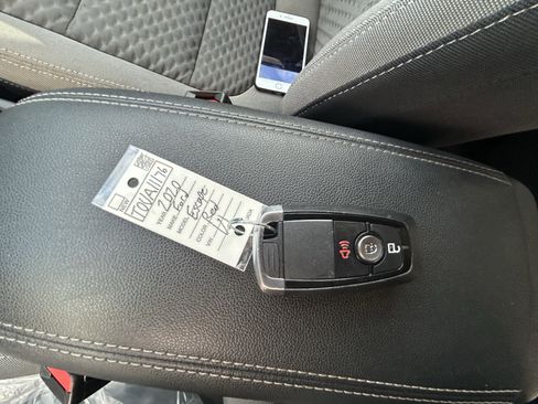Used 2020 Ford Escape SE image 29