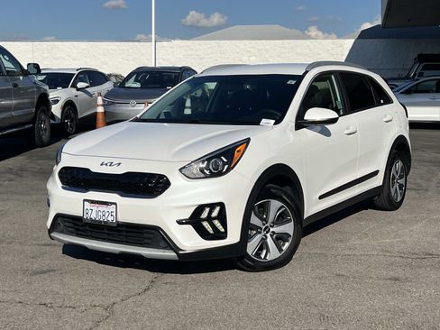 Used 2022 Kia Niro LX image 2
