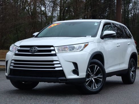 Used 2019 Toyota Highlander LE image 1