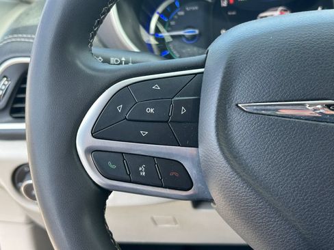 Used 2023 Chrysler Pacifica Touring-L FWD image 20
