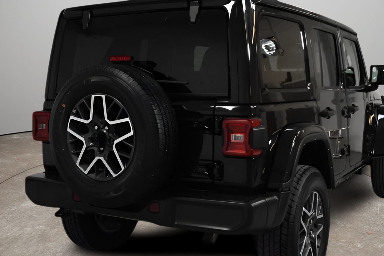 Used 2025 Jeep Wrangler Unlimited Sahara AWD/4WD image 3