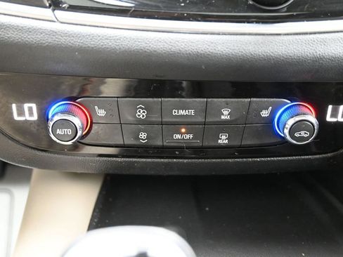 Used 2018 Buick Enclave Essence AWD/4WD image 19
