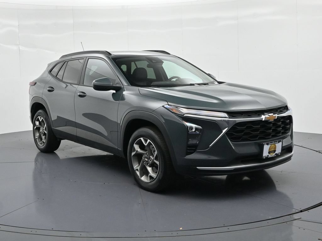 Used 2025 Chevrolet Trax LT FWD image 4