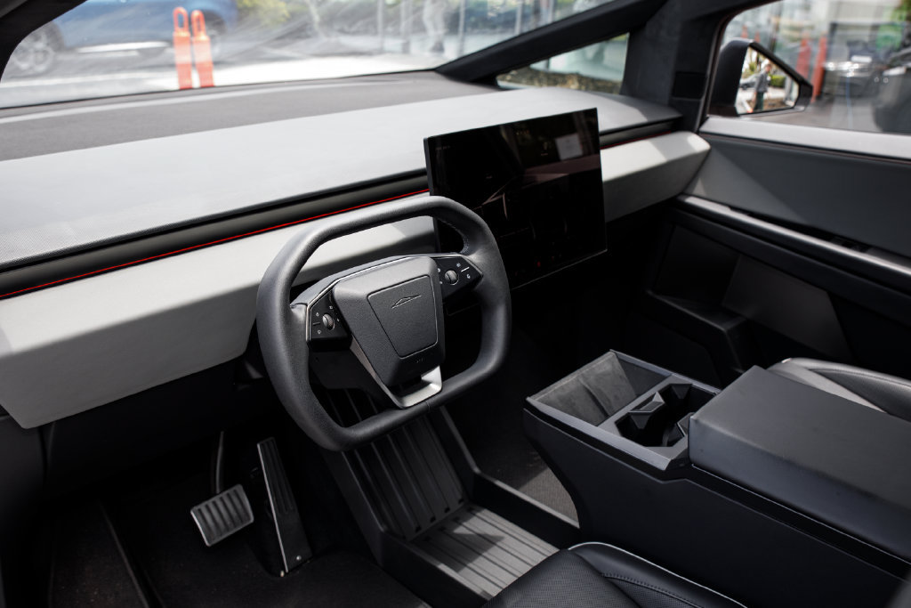 Used 2025 Tesla Cybertruck AWD Crew Cab image 29
