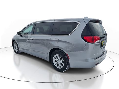 Used 2017 Chrysler Pacifica Touring image 3