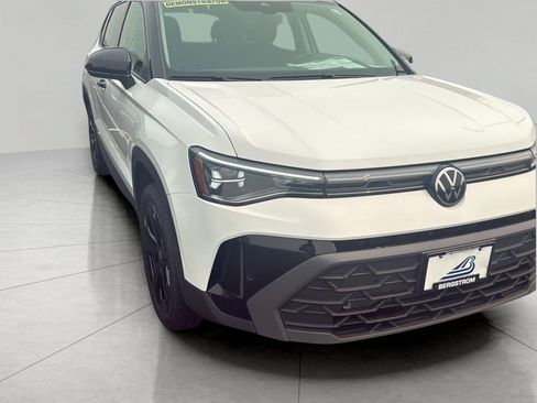 Used 2025 Volkswagen Taos SE AWD/4WD image 34