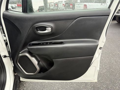 Used 2023 Jeep Renegade Latitude image 15