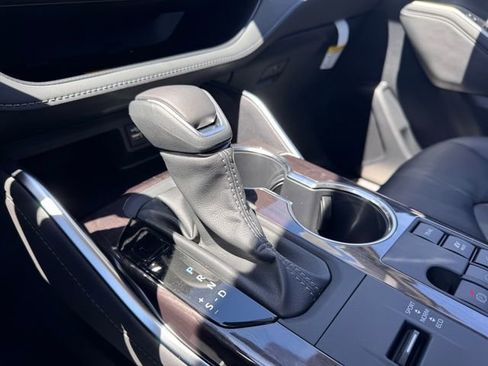 Used 2026 Toyota Highlander Limited image 15