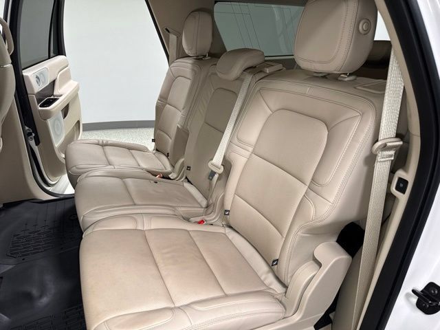 Used 2019 Lincoln Navigator L Reserve AWD/4WD image 2