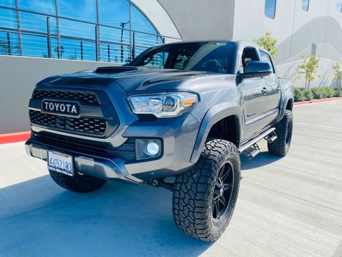 Used 2017 Toyota Tacoma TRD Sport w/ Premium & Technology Package image 14