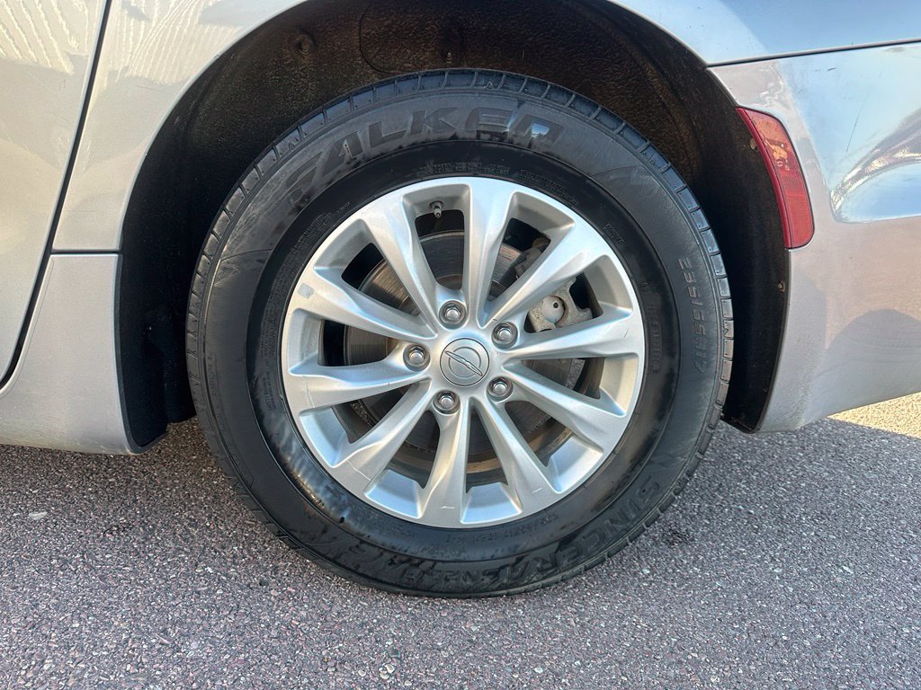 Used 2017 Chrysler Pacifica Touring-L FWD image 42