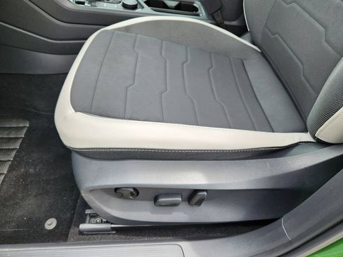 Certified 2025 Volkswagen Taos SE AWD/4WD image 20
