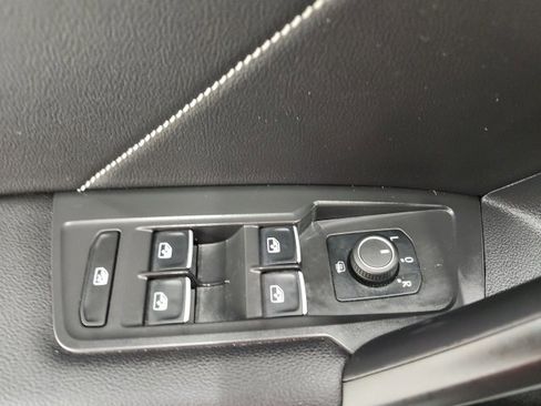 Used 2022 Volkswagen Tiguan SE w/ Panoramic Sunroof Package image 45