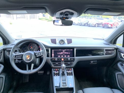 Used 2025 Porsche Macan AWD/4WD image 30