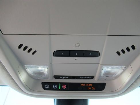 Used 2022 Buick Enclave Essence FWD image 27