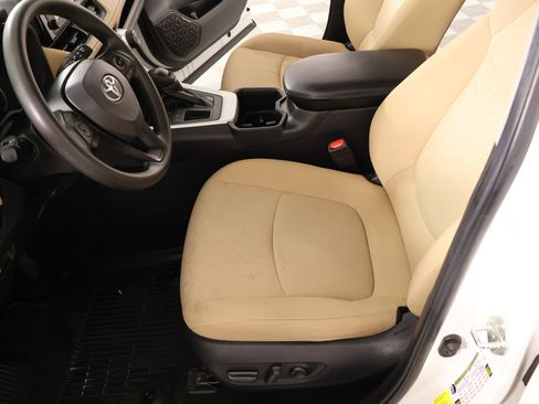 Used 2022 Toyota RAV4 XLE FWD image 10
