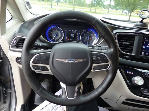 Used 2020 Chrysler Pacifica Touring-L w/ Tire & Wheel Group FWD image 23