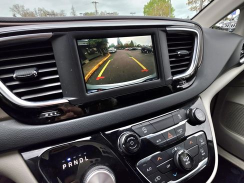 Used 2022 Chrysler Voyager LX FWD image 15