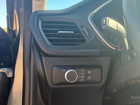 Used 2020 Ford Escape SE image 19