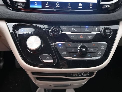 Used 2023 Chrysler Pacifica Touring-L FWD image 28
