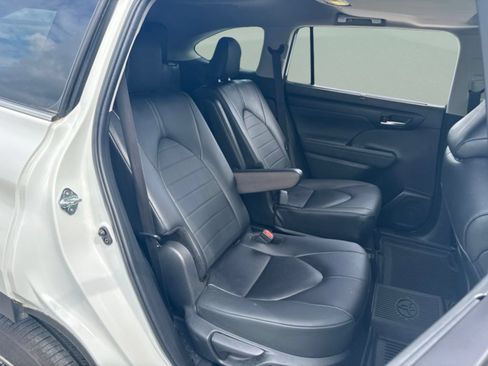 Used 2024 Toyota Highlander XLE FWD image 24