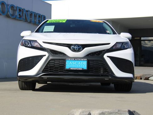 Used 2024 Toyota Camry SE image 3