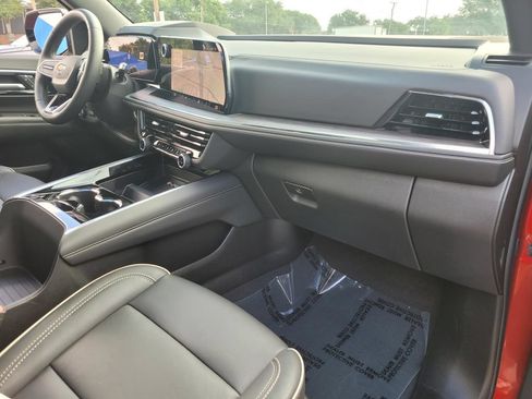 Used 2026 Chevrolet Suburban Premier RWD image 9