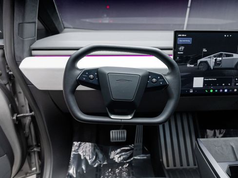 Used 2024 Tesla Cybertruck AWD Crew Cab image 33