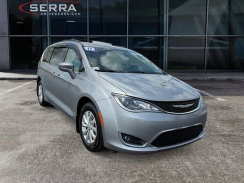 Used 2017 Chrysler Pacifica Touring-L FWD image 5