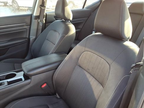 Used 2024 Nissan Altima 2.5 SV image 10