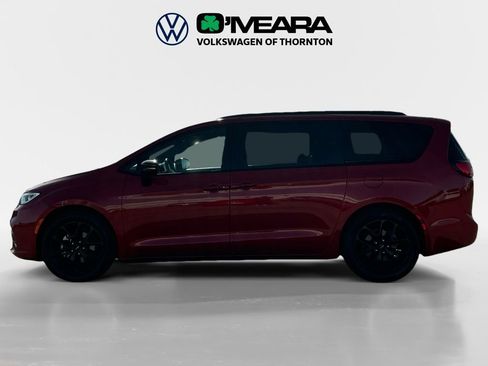 Used 2025 Chrysler Pacifica Limited image 2