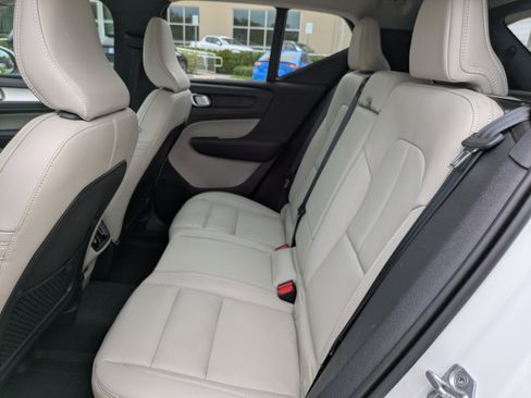 Used 2021 Volvo XC40 T5 Momentum w/ Premium Package image 16