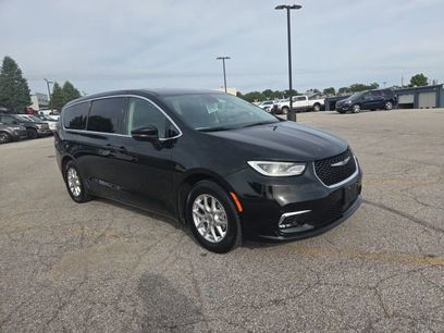 Used 2023 Chrysler Pacifica Touring-L