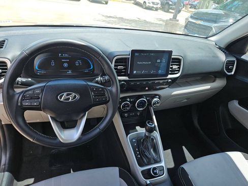 Used 2025 Hyundai Venue SEL FWD image 16