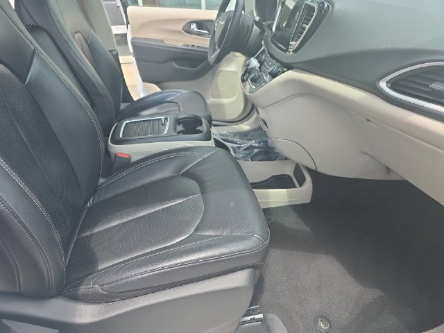 Used 2022 Chrysler Pacifica Touring-L FWD image 11