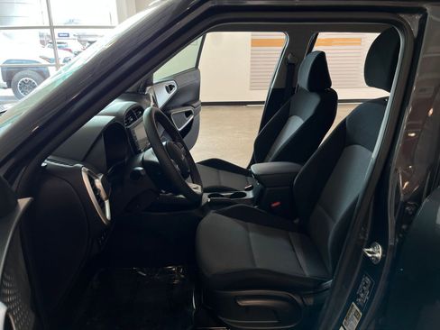 Used 2025 Kia Soul LX w/ LX Technology Package FWD image 25