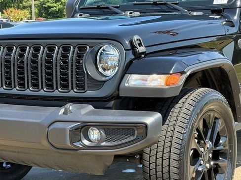 Used 2024 Jeep Gladiator Sport AWD/4WD image 11