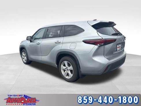 Used 2024 Toyota Highlander LE AWD/4WD image 2