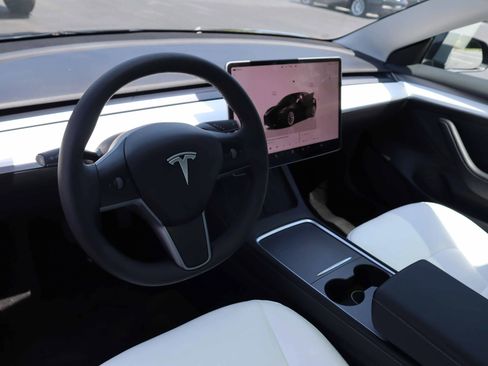 Used 2023 Tesla Model 3 Standard Range image 17